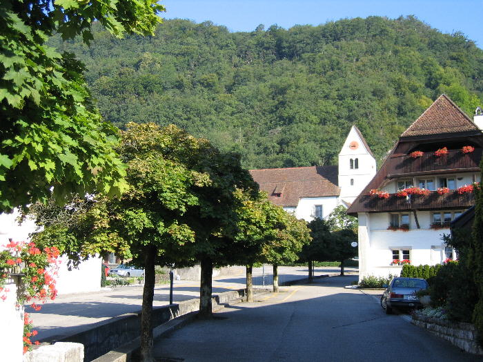 Alter Dorfkern mit katholischer Kirche